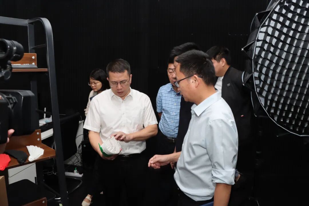 泉州台商投资区管委会主要领导带队调研跨境电子商务产业园(图2) 泉州台商投资区管委会主要领导带队调研跨境电子商务产业园(图2)